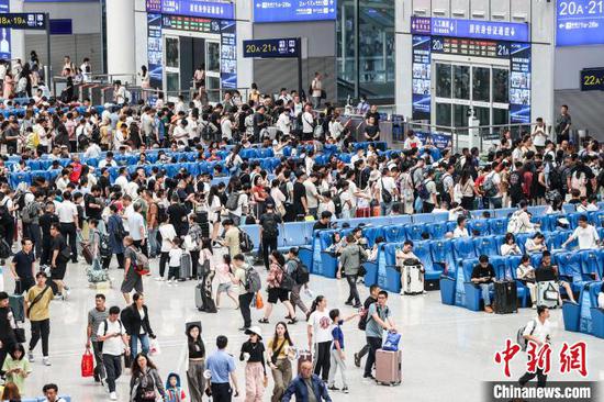 7月11日,旅客在贵阳北站候车大厅候车。当日正值暑运,位于贵阳市观山湖区的贵阳北站学生和儿童旅客明显增加。据悉,进入暑运以来,贵阳北站客流平稳有序,日均发送旅客9.1万人次。 中新社记者 瞿宏伦 摄 7月11日,旅客在贵阳北站候车大厅候车。当日正值暑运,位于贵阳市观山湖区的贵阳北站学生和儿童旅客明显增加。据悉,进入暑运以来,贵阳北站客流平稳有序,日均发送旅客9.1万人次。 中新社记者 瞿宏伦 摄