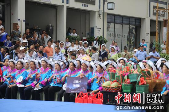 7月11日是贵州册亨县布依族苗族群众的传统节日“六月六”,这是参加非遗展演的群众。 7月11日是贵州册亨县布依族苗族群众的传统节日“六月六”,这是参加非遗展演的群众。