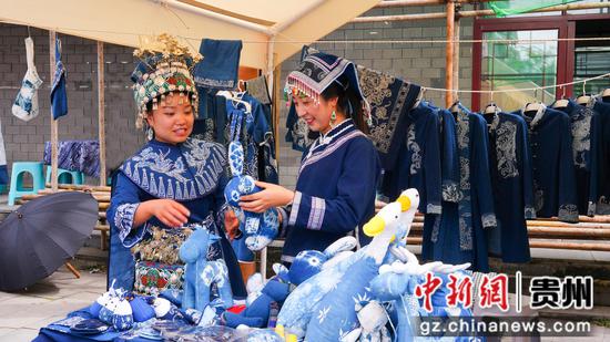 游客体验惠水枫香染服饰。 杨伟艺 游客体验惠水枫香染服饰。 杨伟艺