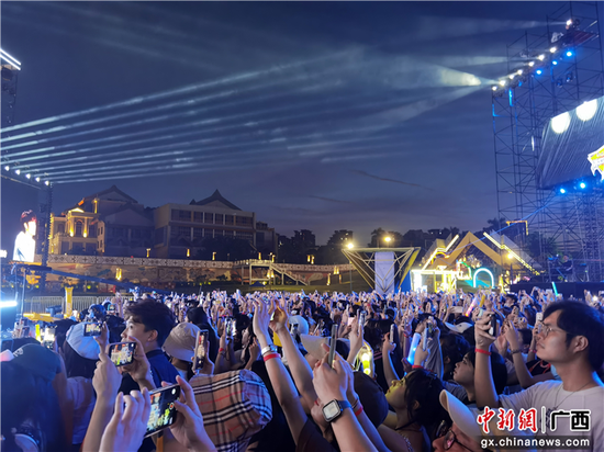 图为录制现场。杨陈 摄 图为录制现场。杨陈 摄