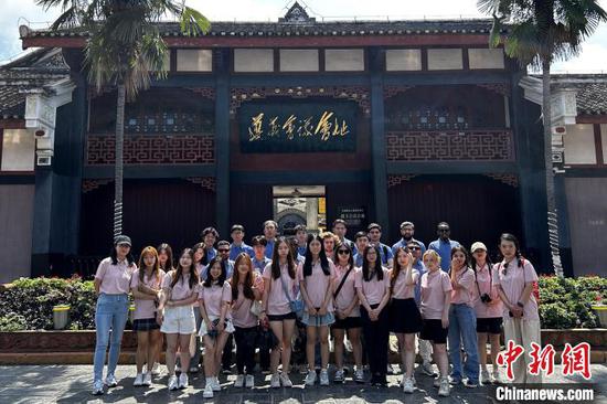 日前,天津大学组织马来西亚、巴基斯坦、格鲁吉亚、索马里等12个国家的26名留学生走进贵州,探寻当地历史遗迹,了解黔地文化故事,读懂中国快速发展的密码。(天津大学 供图) 日前,天津大学组织马来西亚、巴基斯坦、格鲁吉亚、索马里等12个国家的26名留学生走进贵州,探寻当地历史遗迹,了解黔地文化故事,读懂中国快速发展的密码。(天津大学 供图)