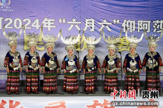2024年剑河县“六月六”仰阿莎文化节民歌赛的苗族民歌组比赛现场。 2024年剑河县“六月六”仰阿莎文化节民歌赛的苗族民歌组比赛现场。