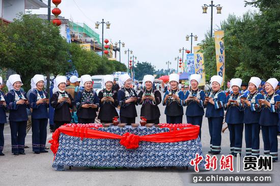 少数民族群众热情迎接八方宾朋。 余雷 摄 少数民族群众热情迎接八方宾朋。 余雷 摄