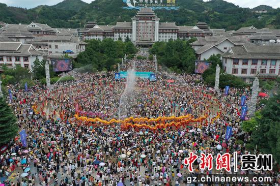 剑河2024年“六月六”仰阿莎文化节水龙狂欢活动航拍图。 剑河2024年“六月六”仰阿莎文化节水龙狂欢活动航拍图。