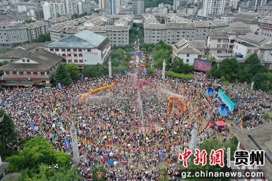 剑河2024年“六月六”仰阿莎文化节水龙狂欢活动航拍图。 剑河2024年“六月六”仰阿莎文化节水龙狂欢活动航拍图。