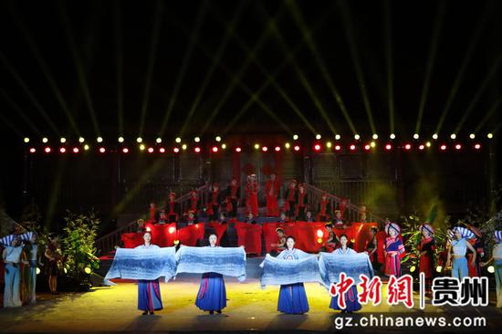 图为台湾师生研习营交流团在兴义观看《遇见·黔西南》民族歌舞。江禾 摄 图为台湾师生研习营交流团在兴义观看《遇见·黔西南》民族歌舞。江禾 摄
