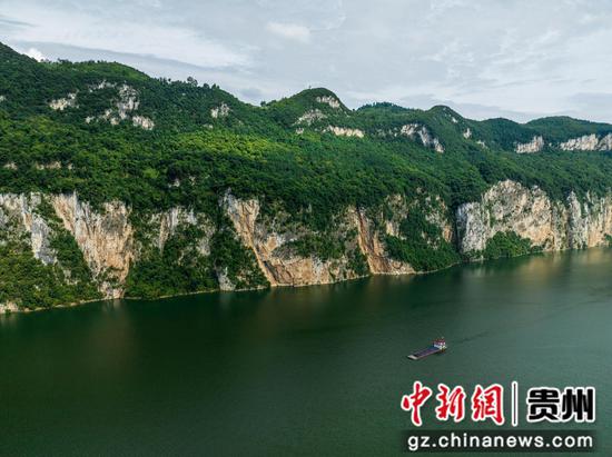 2024年7月11日,在贵州省毕节市金沙县化觉镇前顺村拍摄的峡谷山水风光美景。 2024年7月11日,在贵州省毕节市金沙县化觉镇前顺村拍摄的峡谷山水风光美景。