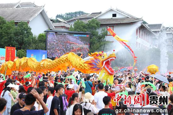 剑河2024年“六月六”仰阿莎文化节水龙狂欢活动现场情景。 剑河2024年“六月六”仰阿莎文化节水龙狂欢活动现场情景。
