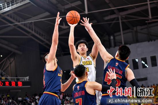 图为广厦男篮球员赵嘉仁(白)。记者 韦亮 摄 图为广厦男篮球员赵嘉仁(白)。记者 韦亮 摄