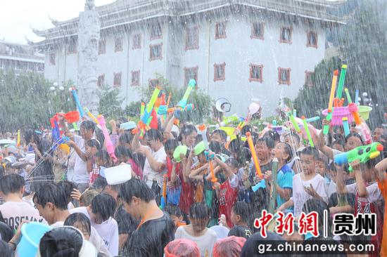 剑河2024年“六月六”仰阿莎文化节水龙狂欢活动现场情景。 剑河2024年“六月六”仰阿莎文化节水龙狂欢活动现场情景。