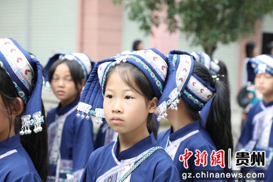 布依族同胞踩街 布依族同胞踩街