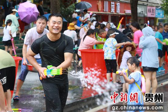 剑河2024年“六月六”仰阿莎文化节水龙狂欢活动现场情景。 剑河2024年“六月六”仰阿莎文化节水龙狂欢活动现场情景。