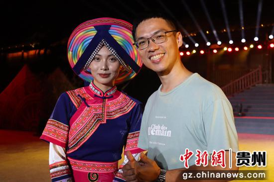 图为台湾学生与歌舞表演的彝族姑娘合影。江禾 摄 图为台湾学生与歌舞表演的彝族姑娘合影。江禾 摄