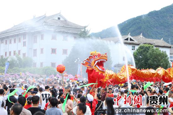 剑河2024年“六月六”仰阿莎文化节水龙狂欢活动现场情景。 剑河2024年“六月六”仰阿莎文化节水龙狂欢活动现场情景。