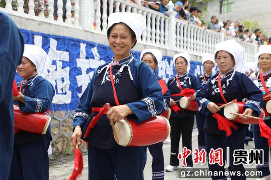 布依族同胞踩街 布依族同胞踩街