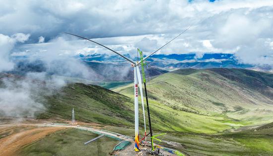 世界最高海拔风电项目首台风机吊装完成。宋先吉 摄