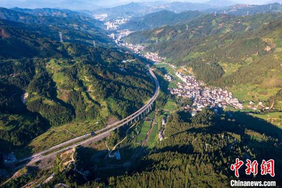 7月13日，航拍贵州省从江县高增乡高增村蜿蜒盘旋的乡村公路。吴德军摄