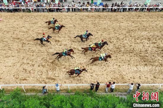图为骑手在比赛中。(无人机照片)中新社记者 瞿宏伦 摄 图为骑手在比赛中。(无人机照片)中新社记者 瞿宏伦 摄