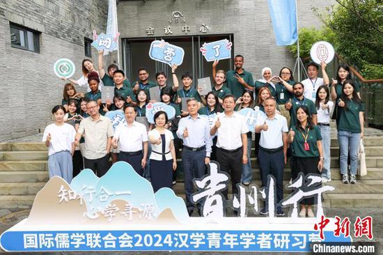 7月14日,2024汉学青年学者研习营一行和相关人员合影。 中新社记者 瞿宏伦 摄 7月14日,2024汉学青年学者研习营一行和相关人员合影。 中新社记者 瞿宏伦 摄