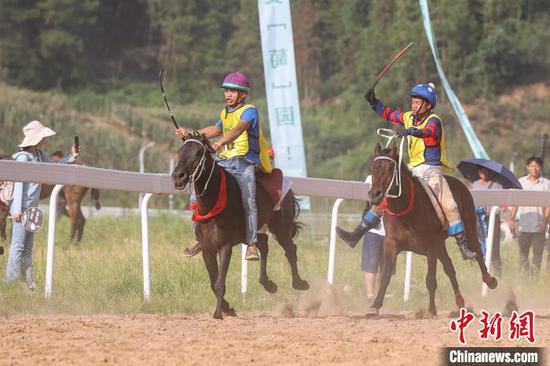 7月13日,2024中国·三都水晶葡萄旅游文化节——乡村赛马活动,在贵州省黔南布依族苗族自治州三都水族自治县西部赛马城举行,吸引众多游人前来观看。图为两名骑手在比赛中。中新社记者 瞿宏伦 摄 7月13日,2024中国·三都水晶葡萄旅游文化节——乡村赛马活动,在贵州省黔南布依族苗族自治州三都水族自治县西部赛马城举行,吸引众多游人前来观看。图为两名骑手在比赛中。中新社记者 瞿宏伦 摄