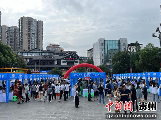 求职者正在咨询招聘岗位事宜。 求职者正在咨询招聘岗位事宜。