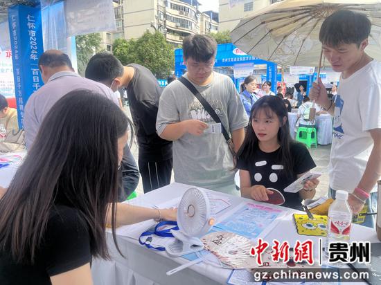 求职者正在咨询招聘岗位事宜。 求职者正在咨询招聘岗位事宜。