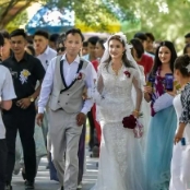 新疆南部公园里的维吾尔族婚礼