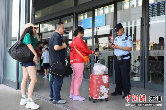 天津铁警开展夏季治安打击整治行动。（北京铁路公安局天津公安处）
