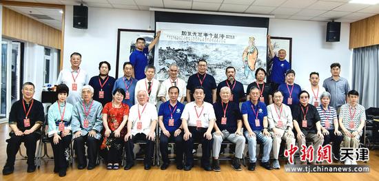 津台两地诗联书画名家在活动现场合影留念。（天津市楹联学会供图）