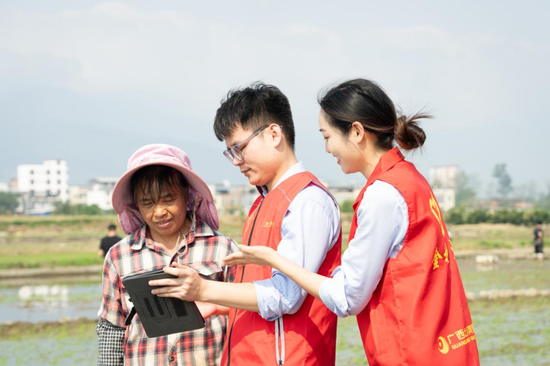 北部湾银行客户经理走访田间地头为农民客户办理“乡村贷”