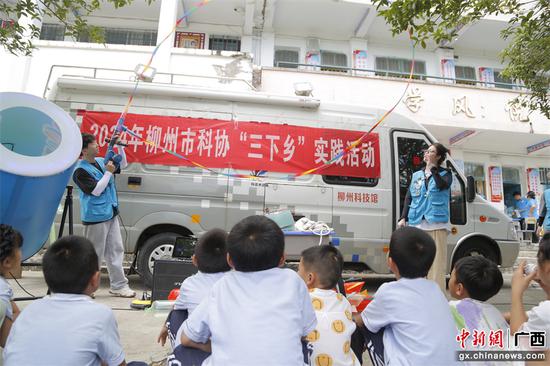 5.广西科技大学“青春乡约 科技筑梦”科普爱国宣讲服务队演示“旋转彩带”科学实验 5.广西科技大学“青春乡约 科技筑梦”科普爱国宣讲服务队演示“旋转彩带”科学实验