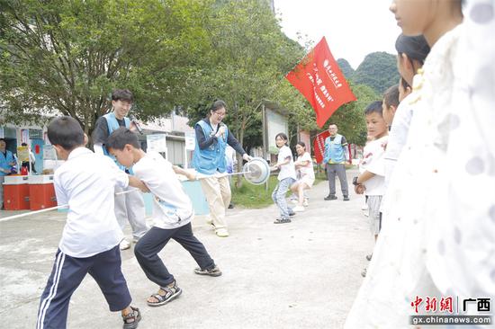 7.广西科技大学“青春乡约 科技筑梦”科普爱国宣讲服务队展示“马德堡半球”科学实验 7.广西科技大学“青春乡约 科技筑梦”科普爱国宣讲服务队展示“马德堡半球”科学实验