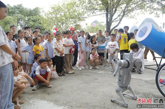 3.广西科技大学“青春乡约 科技筑梦”科普爱国宣讲服务队开展仿生四足机器人表演 3.广西科技大学“青春乡约 科技筑梦”科普爱国宣讲服务队开展仿生四足机器人表演