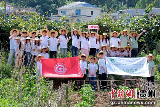 学生开展社会实践合影 学生开展社会实践合影