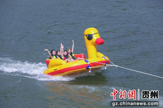 游客在务川洪渡河水上乐园游玩。田东摄 游客在务川洪渡河水上乐园游玩。田东摄