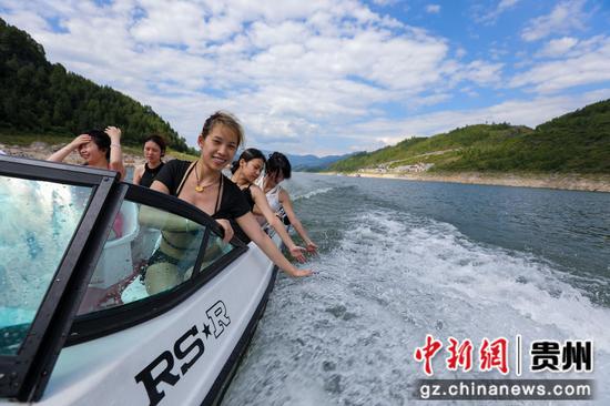 游客在务川洪渡河水上乐园游玩。田东摄 游客在务川洪渡河水上乐园游玩。田东摄