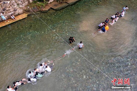 图为在贵州省从江县加榜乡下尧壮寨,人们在参加水上拔河比赛。(无人机照片)
图为在贵州省从江县加榜乡下尧壮寨,人们在参加水上拔河比赛。 图为在贵州省从江县加榜乡下尧壮寨,人们在参加水上拔河比赛。(无人机照片)
图为在贵州省从江县加榜乡下尧壮寨,人们在参加水上拔河比赛。