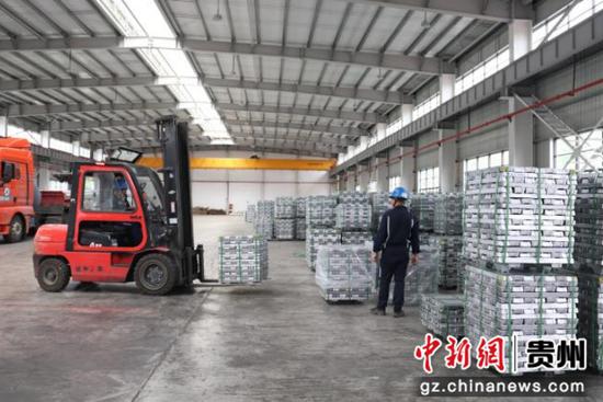 贵州贵铝新材料股份有限公司工人正在作业。沈建华 摄 贵州贵铝新材料股份有限公司工人正在作业。沈建华 摄