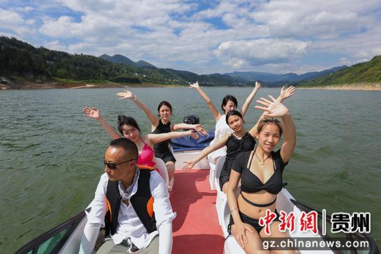 游客在务川洪渡河水上乐园游玩。田东摄 游客在务川洪渡河水上乐园游玩。田东摄