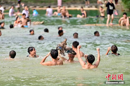 图为在贵州省从江县加榜乡下尧壮寨,人们在参加水上抓鸭比赛。 图为在贵州省从江县加榜乡下尧壮寨,人们在参加水上抓鸭比赛。