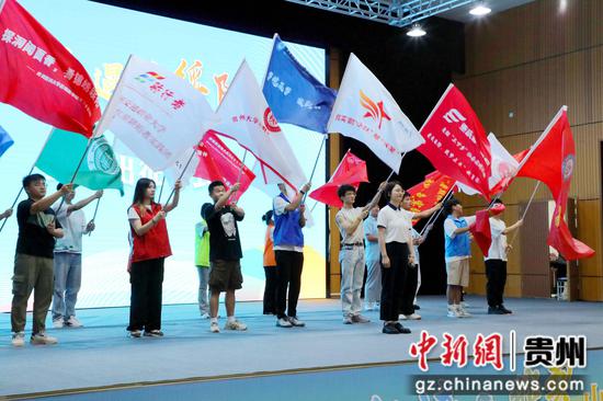 共青团绥阳县委书记余倩带领20所高校“三下乡”队伍代表宣誓并宣布出征 共青团绥阳县委书记余倩带领20所高校“三下乡”队伍代表宣誓并宣布出征