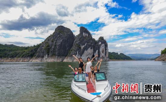 游客在务川洪渡河水上乐园游玩。田东摄 游客在务川洪渡河水上乐园游玩。田东摄