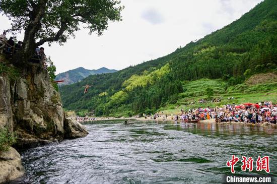 贵州壮族同胞欢度“跳水节”