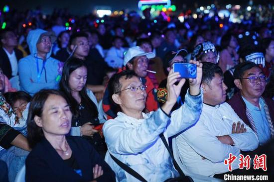 图为观众观看开幕式文艺表演。赵园 摄