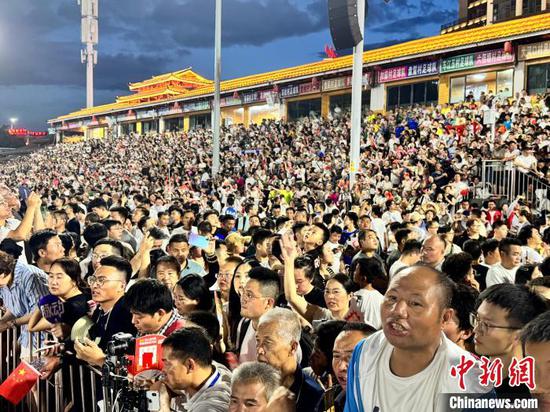 图为7月20日晚，2024年贵州“村超”总决赛现场，观众为球员加油。中新网记者袁超摄