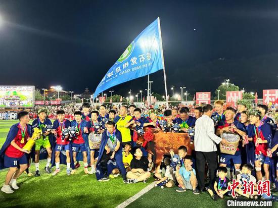 图为7月20日晚间，2024年贵州“村超”总决赛颁奖环节，党相村足球队领取冠军奖励与奖杯。中新网记者袁超摄