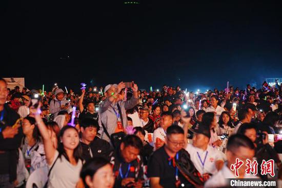 图为开幕式上观看表演的观众。赵园摄 图为开幕式上观看表演的观众。赵园摄