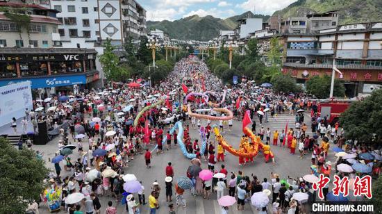 7月21日,2024年施秉水龙狂欢系列活动启幕,图为活动现场。本次活动将持续开展到7月22日。除了开展水龙狂欢外,本次活动还将举行峡谷音乐节、峡谷夜漂等清爽游乐项目,让海内外游客在施秉体验水韵清凉夏日。吴昌前 摄 7月21日,2024年施秉水龙狂欢系列活动启幕,图为活动现场。本次活动将持续开展到7月22日。除了开展水龙狂欢外,本次活动还将举行峡谷音乐节、峡谷夜漂等清爽游乐项目,让海内外游客在施秉体验水韵清凉夏日。吴昌前 摄