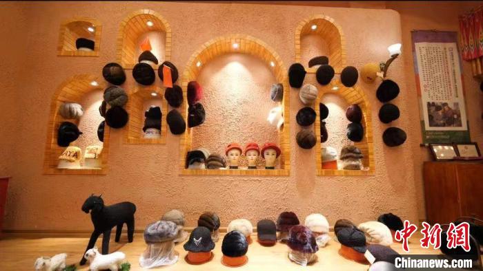 在新疆，一顶羊皮帽如何展现独特制作魅力？
