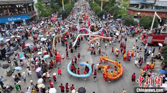 7月21日,2024年施秉水龙狂欢系列活动启幕,图为活动现场。本次活动将持续开展到7月22日。除了开展水龙狂欢外,本次活动还将举行峡谷音乐节、峡谷夜漂等清爽游乐项目,让海内外游客在施秉体验水韵清凉夏日。吴昌前 摄 7月21日,2024年施秉水龙狂欢系列活动启幕,图为活动现场。本次活动将持续开展到7月22日。除了开展水龙狂欢外,本次活动还将举行峡谷音乐节、峡谷夜漂等清爽游乐项目,让海内外游客在施秉体验水韵清凉夏日。吴昌前 摄